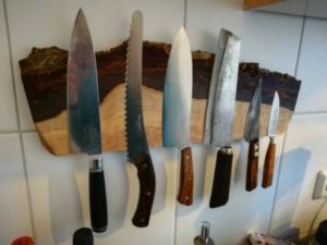 Ceppo per coltelli realizzato con legno di noce e magneti