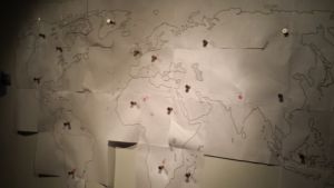 Weltkarte 2 300x169 - Mappa del mondo metallica applicata a muro con magneti ad anello e luci a LED