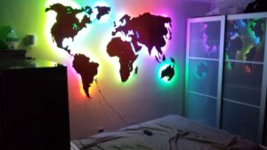 Mappa del mondo in metallo con illuminazione a LED