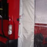 Angebrachte Seitenmarkise und Magnete 150x150 - Tende laterali e protezione del pavimento in un camper
