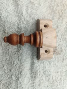 07 Magnethalter mit Schachfigur 225x300 - Pezzi di scacchi come maniglie per mobili