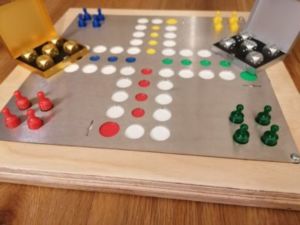 3 300x225 - Magneti conici da bacheca come figure o pedine per giochi da tavolo