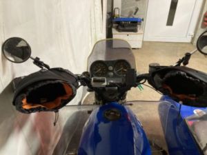 Fissaggio magnetico per manicotti da motocicletta