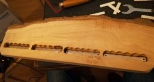 24 300x161 - Ceppo per coltelli realizzato con legno di noce e magneti