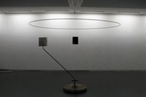 9008 300x200 - Progetto artistico d'installazione di una lampada particolare e originale con il nostro supporto