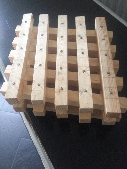 Modello di una pila di legno incrociato magneticamente