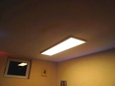 Pannello LED fissato magneticamente come soffitto