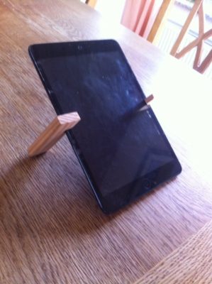 Porta tablet magnetico in legno