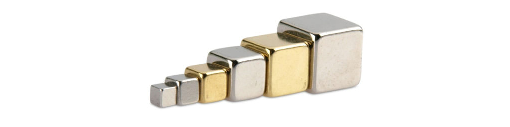 Cubes magnétiques de différentes tailles et couleurs argent et or